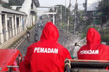 Damkar Jakarta Timur semprot disinfektan 31 pasar tradisional
