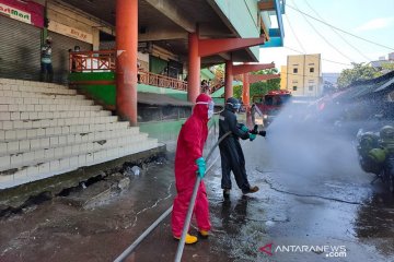 Damkar Jakarta Barat semprot 28 pasar dengan disinfektan