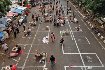 Pedagang di tiga pasar di Surabaya ditata jaga jarak