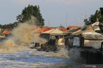 Rumah diterjang gelombang tinggi air laut