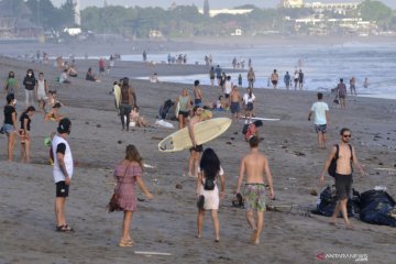 Wisatawan tetap kunjungi pantai yang ditutup