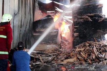 Petugas berjibaku padamkan api kebakaran pabrik kayu lapis Temanggung