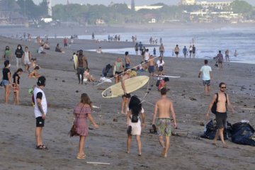 Wisatawan tetap ke pantai Canggu yang masih tutup
