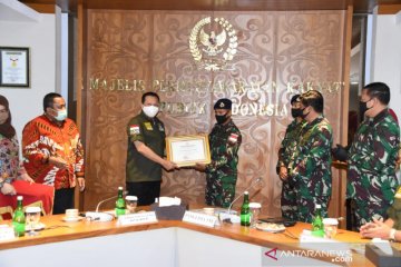 Panglima TNI memuji dua prajurit TNI-AL bantu warga terdampak COVID-19