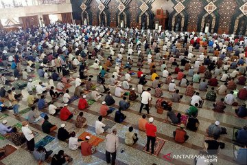 Masjid Agung At-Tin selenggarakan Shalat Jumat dengan prokes ketat