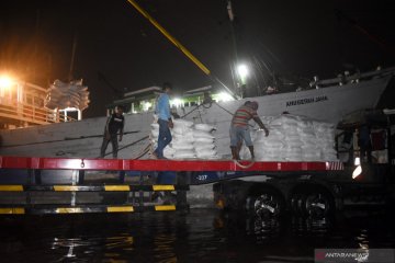 Bongkar muat barang tetap jalan saat rob di Pelabuhan Sunda Kelapa