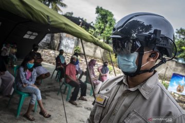 Helm pemindai suhu tubuh