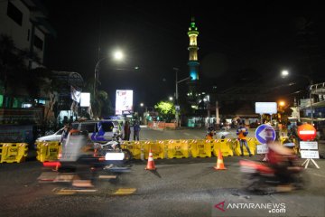 Jalan penghubung Kota Surabaya-Sidoarjo itu ditutup sementara