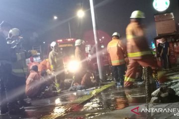 Delapan mobil damkar padamkan kebakaran di Gedung BRI Life Jalan Paus