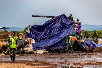 Heli yang jatuh di Kendal ditutup terpal