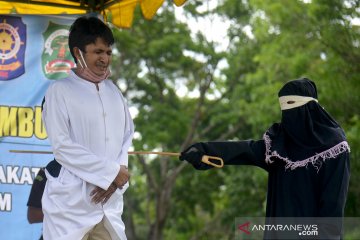 Hukuman cambuk bagi pelanggar syariat Islam di Aceh