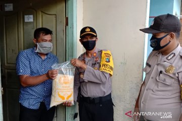 Polisi Bangka Barat salurkan bantuan sembako ke warga Mentok