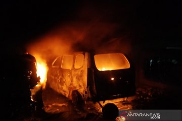 Dua mobil berikut bengkel hangus terbakar di Jaktim