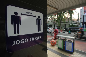 Rambu jaga jarak di halte bus