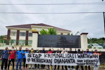 Sidang perdana Diananta, puluhan jurnalis aksi solidaritas