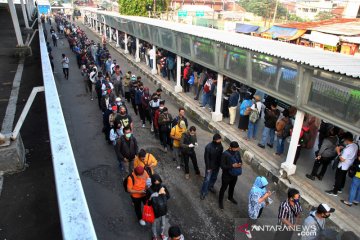 Ribuan calon penumpang KRL masih mengantre di Stasiun Bogor