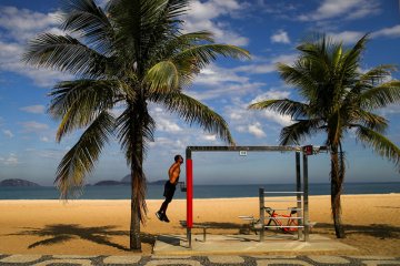 Pantai di Rio de Janeiro dibuka lagi hanya untuk olahraga