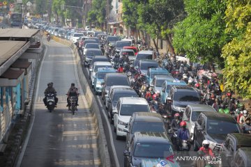 Hari pertama PSBB transisi, begini penampakan kemacetan di jalan Mampang Prapatan