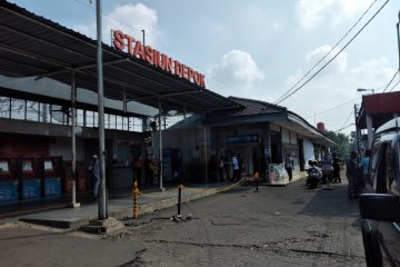 Beda dengan Bogor, Stasiun KA Depok justru masih lengang