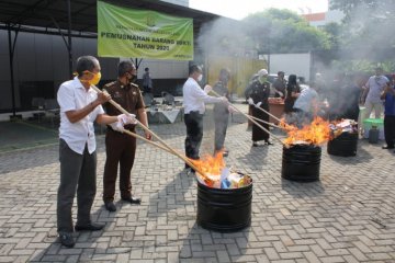 Kejari Jakarta Selatan musnahkan 17 pucuk senjata api