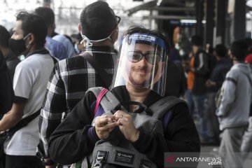 Kepadatan penumpang KRL di stasiun Tanah Abang