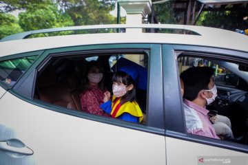 Cegah penularan COVID-19, sekolah gelar wisuda "drive thru"