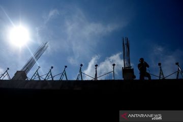 Pemerintah membuka kembali sektor ekonomi