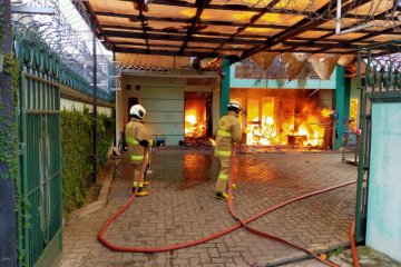 11 mobil damkar padamkan rumah terbakar di Kramat Jati