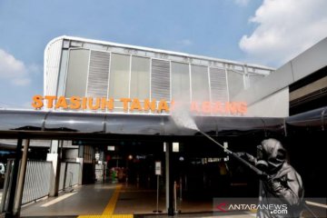 Stasiun Tanah Abang didisinfeksi untuk cegah COVID-19