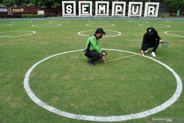 Lingkaran panduan jaga jarak fisik di Taman Sempur Bogor