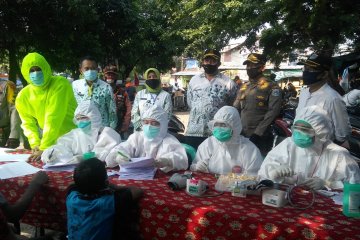 Kelurahan Bangka gelar tes usap untuk pedagang di Pasar Warung Buncit