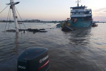 Kapal pengangkut 1.100 ton pupuk urea karam di Sungai Kapuas