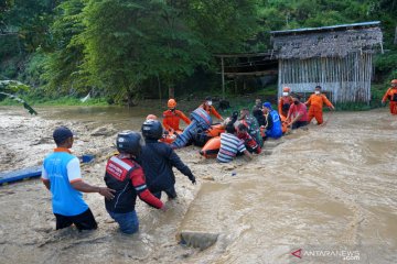 Evakuasi korban banjir Bone  Bolango