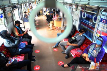 Marka jarak sosial di KRL