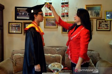 Wisuda di tengah pandemi, para orang tua pun jadi "rektor" sehari