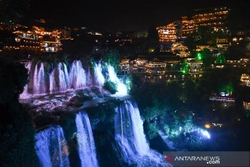 Pemandangan malam Kota Kuno Furong yang mulai dibuka untuk umum