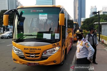 50 bus sekolah dikerahkan untuk angkut penumpang KRL yang terlantar