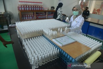 Siswa produksi hand sanitizer dan alat pelindung muka