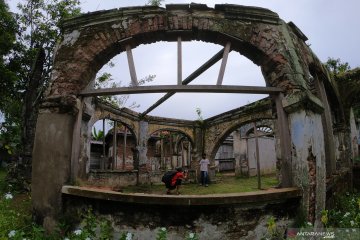 Bangunan cagar budaya Rumah Batu terbengkalai