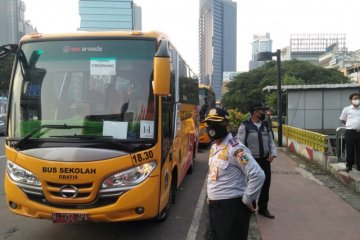 371 penumpang KRL yang terlantar diangkut bus sekolah ke Bodetabek
