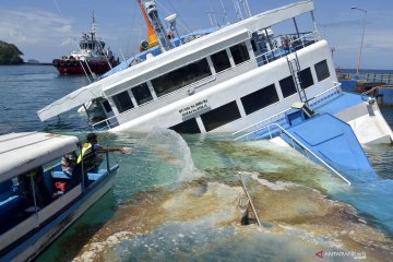 KMP Dharma Rucitra III belum bisa dievakuasi