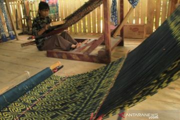 Kain tenun Sekomandi khas Mamuju