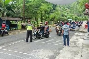 Dispar Gunung Kidul tolak ratusan kendaraan wisatawan menuju pantai