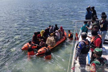 KM Rezki kandas di Pulau Polassi, seluruh penumpang selamat