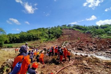 Tiga korban longsor di Jeneponto belum ditemukan