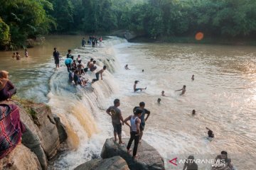 Warga manfaatkan aliran sungai sebagai lokasi wisata