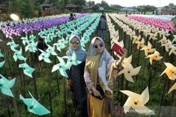 Wisata kebun kincir angin Rainbow Garden di Gowa