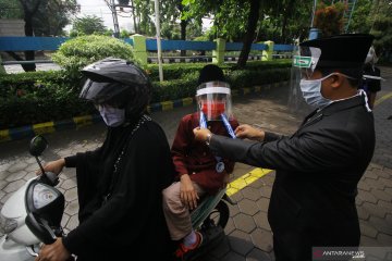 Wisuda drive thru di Surabaya