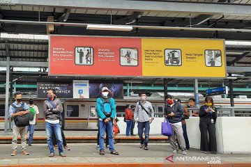 Aktivitas penumpang di Stasiun Manggarai Senin pagi masih normal