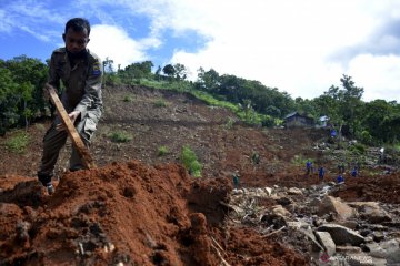 Pencarian hari ketiga korban tanah longsor di Jeneponto
